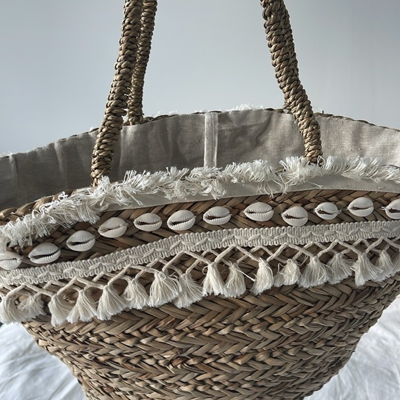 Boho straw tote bag with seashells and macrame detailing. - Picture 3 of 3